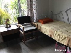 位于哈岗独立house新装修主卧，雅房分租房间配有简单家具，