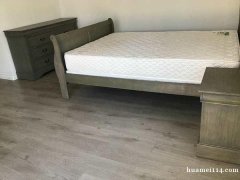 位于哈岗独立house新装修主卧，雅房分租房间配有简单家具，