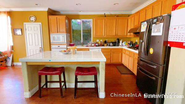 Fontana 一楼雅房出租,里面有单独卫生间和淋浴间 Fontana 一楼雅房出租,里面有单独卫生间和淋浴间