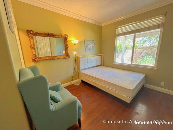 Fontana 一楼雅房出租,里面有单独卫生间和淋浴间 Fontana 一楼雅房出租,里面有单独卫生间和淋浴间