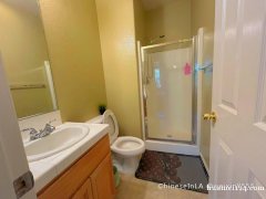 Fontana 一楼雅房出租，里面有单独卫生间和淋浴间