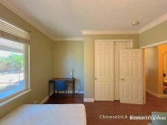 Fontana 一楼雅房出租，里面有单独卫生间和淋浴间