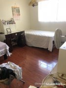 丁胖子广场附近有男床位，双人间，有停车位。室内禁烟 电话62